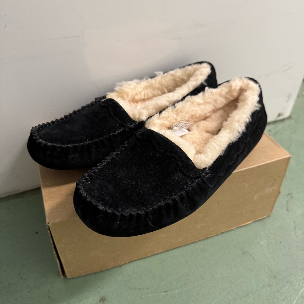 UGG women scalloped suede moccasin US6 black